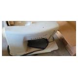 SINGER SEWING MACHINE WITH FOOT PEDAL