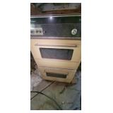 WHIRLPOOL STOVE *UNSURE IF WORKS