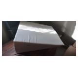WEDGE PILLOW