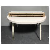 Retro dinette table with two leaves