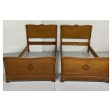 Pair of vintage Puritan Maple wood twin beds
