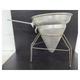 Cone strainer with stand