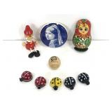 Lot of 8 assorted magnets & 1 figure