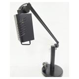 Adjustable arm desk lamp
