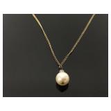 Single pearl pendant necklace