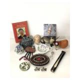 Assorted vintage trinket lot