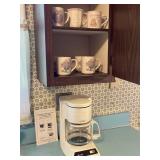 Mr. Coffee Accel coffee pot & ceramic mugs