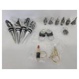 Four Christmas wine stoppers & 8 wine rings