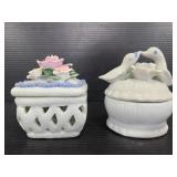 Pair of porcelain trinket boxes