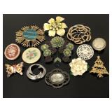 Assorted collection of thirteen brooches