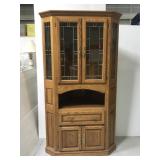 Nice corner hutch w/leaded glass windows