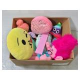 Box of assorted girls room decor