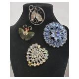Four vintage brooches