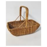 Rounded rectangular basket