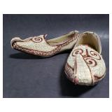 Petite embroidered shoes