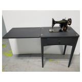 Vintage Singer sewing machine w/wood table