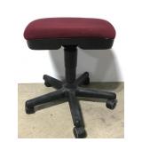 Adjustable cushioned backless rolling stool