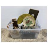Lot box of assorted decor items