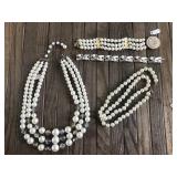 Classic bracelet and necklace collection