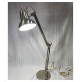 Articulating desk lamp