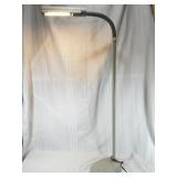 Adjustable floor lamp