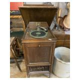 Puritan Victrola With Records 1917