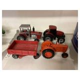 Miniature Metal Tractors And Wagon Mf 2775 Massey