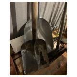 2 flat shovels