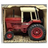 ERTL 1/16 International 1086 Tractor w/Cab #462