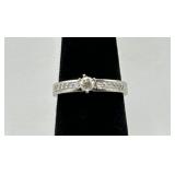 14k Gold Engagement Ring w/Round Center Stone