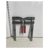 2 wood clamps