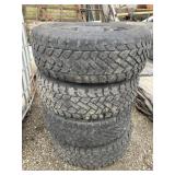 Tires with rims: P225/60 R 16 (x 4)