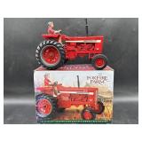 INTERNATIONAL FARMALL 826 TRACTOR & figurine 1/16
