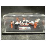 ALAN KUWICKI HOOTERS NASCAR & CREW 1/32 SCALE