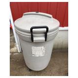 Beige Rubbermaid garbage bin