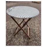 Round folding patio table
