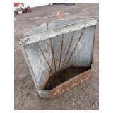 Metal corner feeder