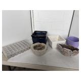 Lot: flower pots, plastic plant starter trays