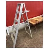Aluminum step ladder