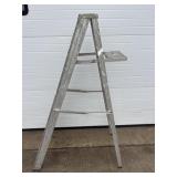 Aluminum step ladder