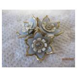 Gold tone flower Pendant 1.25