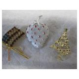 3 Pins Strawberry, Tree & Flag