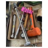 Box lot: large ratchets, breaker bars, rubber