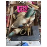 Box lot: Ceramic duck figures & other d©cor