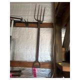 Short handled pitch fork