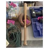 Vintage baseball mit and bat