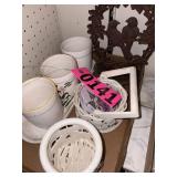 Flat of mugs and dï¿½cor