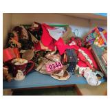 Contents of shelf - Christmas dï¿½cor