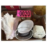 Flat of seashell, glass dishes