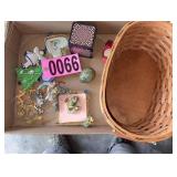 Flat of asst dï¿½cor and basket